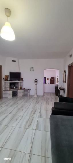 Casă cu 7 camere cu Teren 8000 Mp în Cosmești