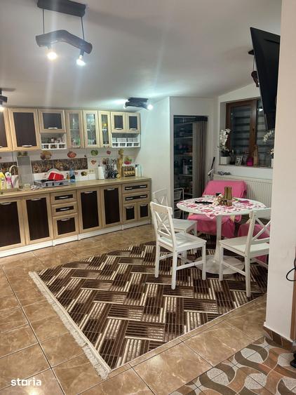 Casa cu 4 camere, curte ?i acces asfaltat - 1