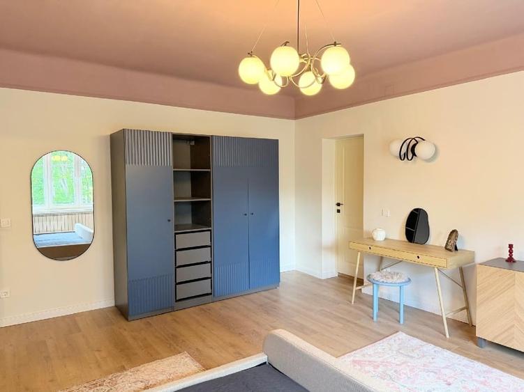 Apartament cu 3 camere semidecomandat, mobilat în Ultracentral