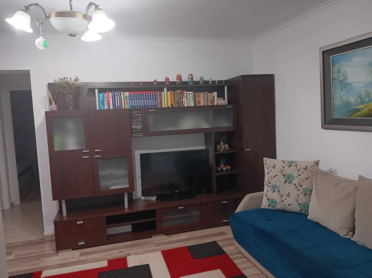 Apartament cu 3 camere semidecomandat în Central