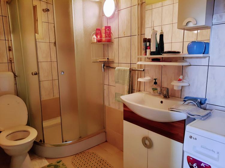 Casă individuală cu 7 camere cu Canalizare în Ilia