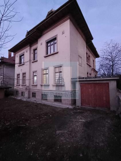 Casă individuală cu 9 camere cu Canalizare în Centrul Istoric