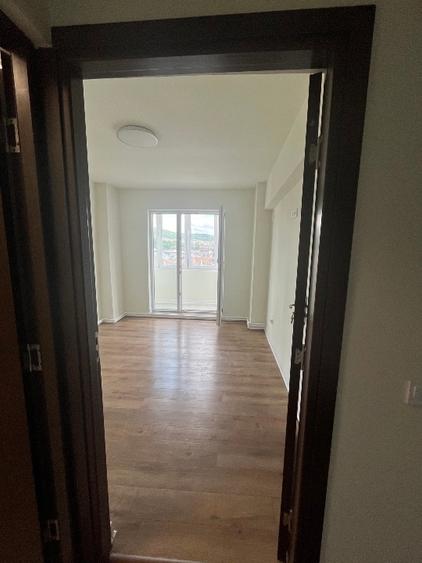 Apartament cu 4 camere semidecomandat în Independenței