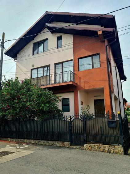 Casă cu 10 camere cu Teren 781 Mp în Cartierul Traian