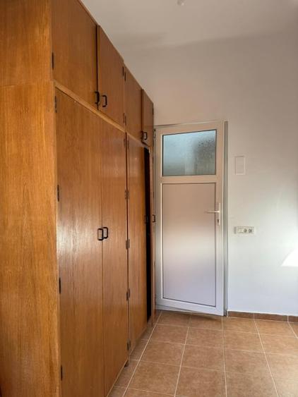 Apartament cu 3 camere semidecomandat, mobilat în Central
