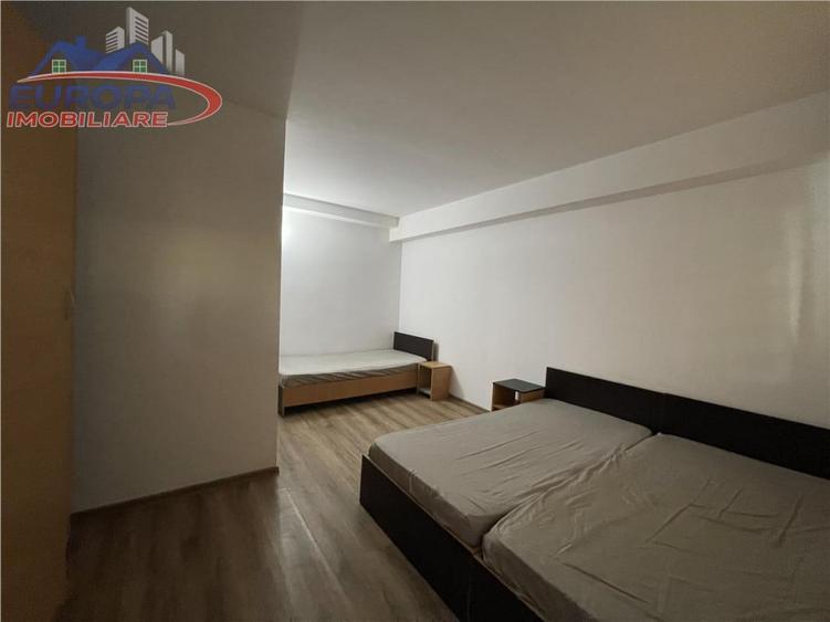 Casă cu 10 camere cu Teren 300 Mp în Dallas