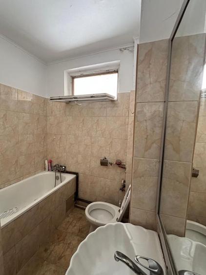 Apartament cu 4 camere semidecomandat, mobilat în Central