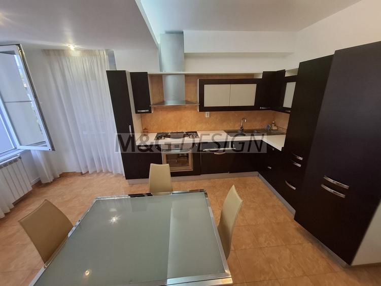 Apartament cu 3 camere semidecomandat, mobilat în Central