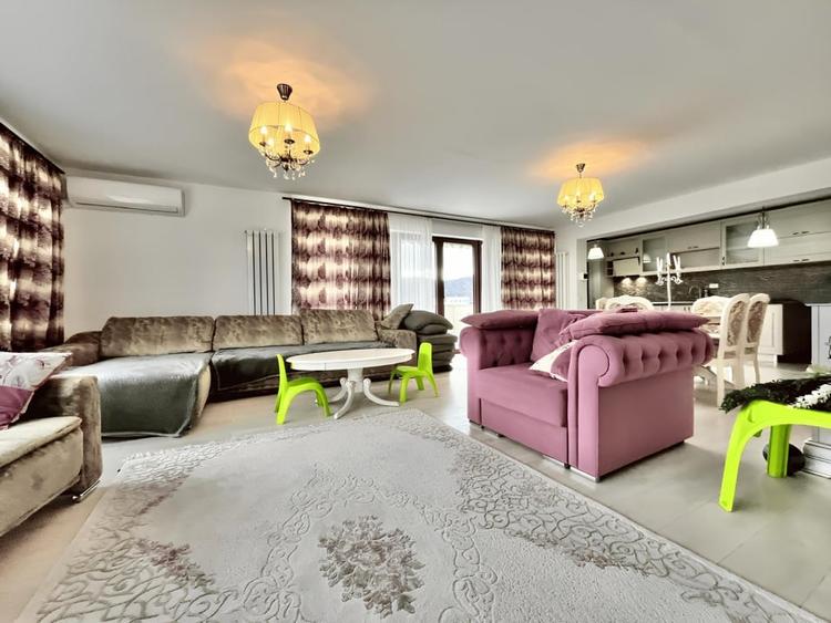 Penthouse cu 4 camere decomandat, mobilat în Noua