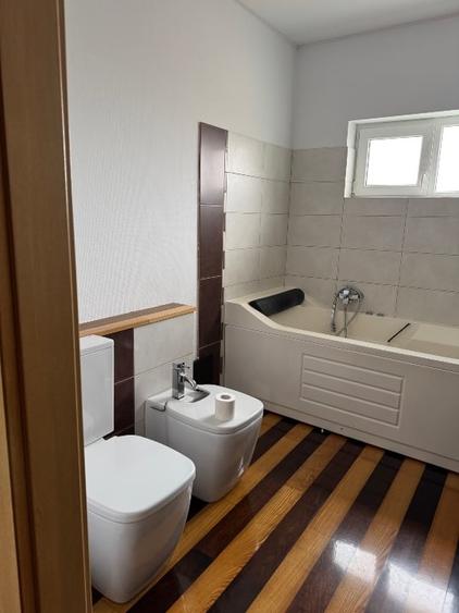 Apartament cu 3 camere decomandat, mobilat în Dumbrăvița