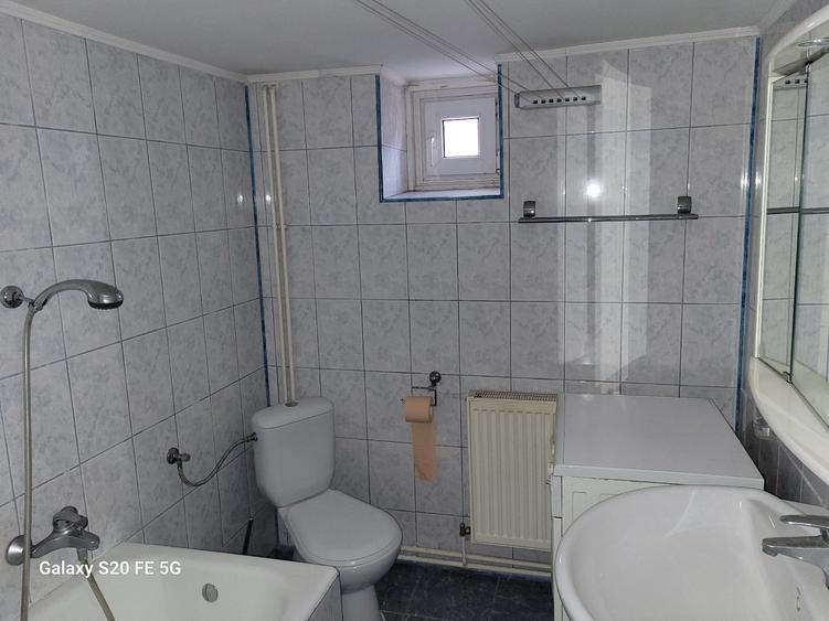 Casă cu 3 camere cu Canalizare în Poiana Țapului
