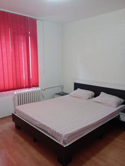 Apartament cu 3 camere decomandat în Runcu