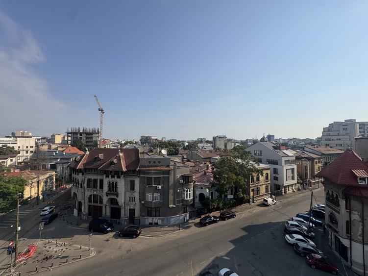 Apartament cu 3 camere semidecomandat în Rosetti