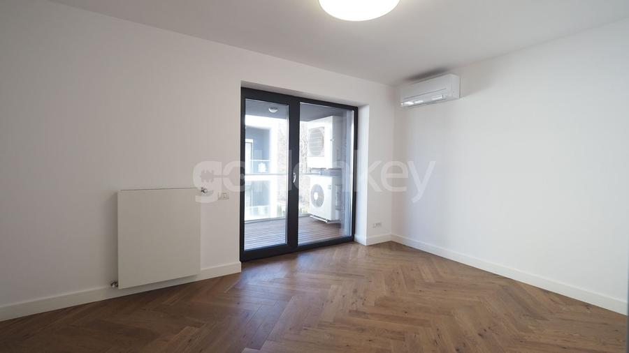 Apartament cu 4 camere semidecomandat în Băneasa