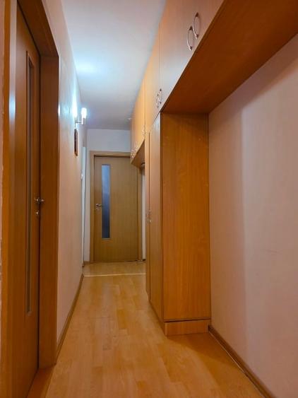 Apartament cu 3 camere semidecomandat, mobilat în Micro II