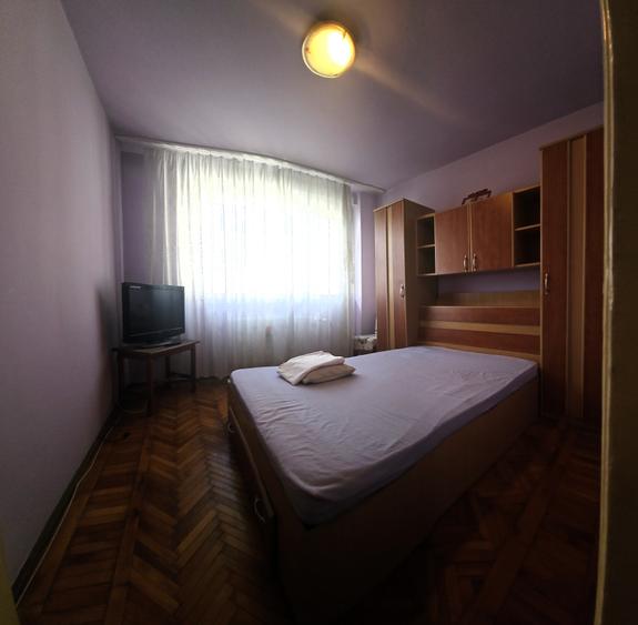 Apartament cu 3 camere semidecomandat în Grivița