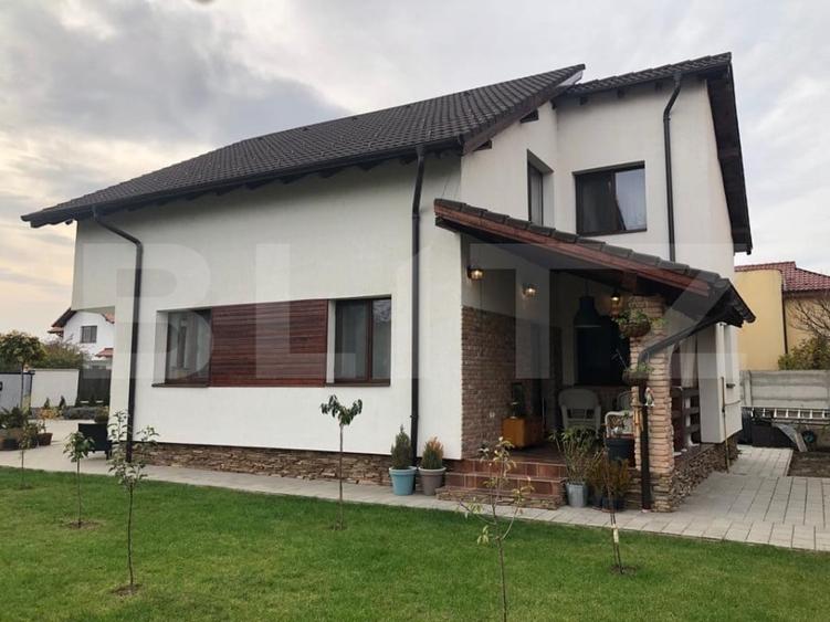 Casă individuală cu 7 camere cu Canalizare în Cetate
