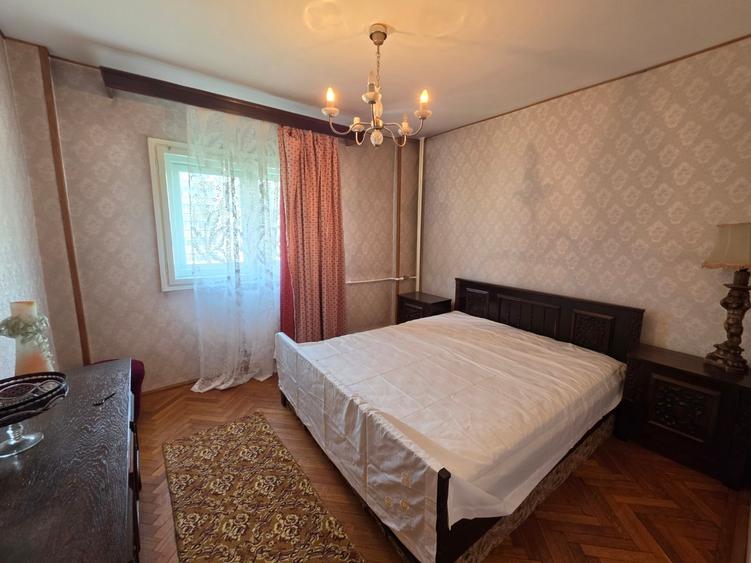 Apartament cu 3 camere decomandat în Tineretului