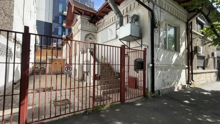 Casă individuală cu 15 camere cu Teren 540 Mp în Central