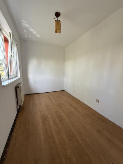 Apartament cu 3 camere semidecomandat în Dacia