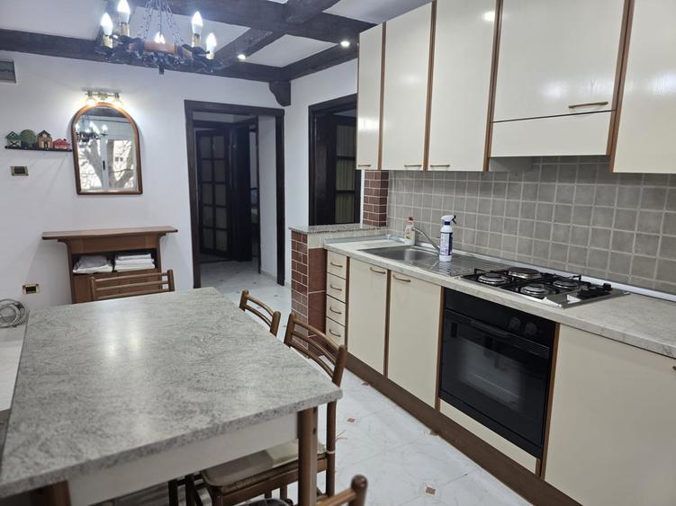 Apartament cu 3 camere decomandat, mobilat în Aradului