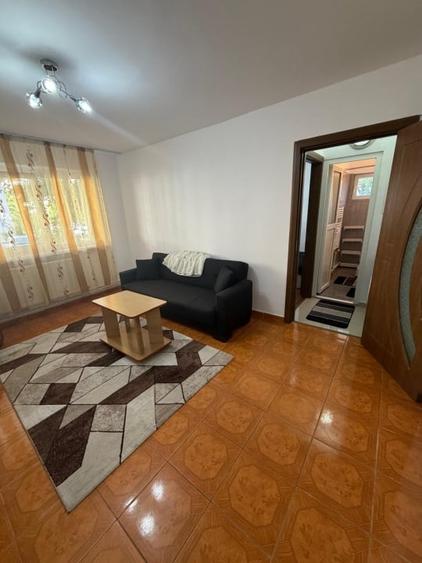 Apartament cu 2 camere semidecomandat, mobilat în Craiovița Nouă