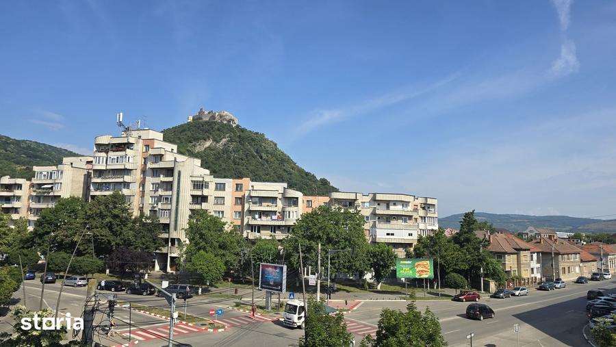 Apartament cu 4 camere în Decebal