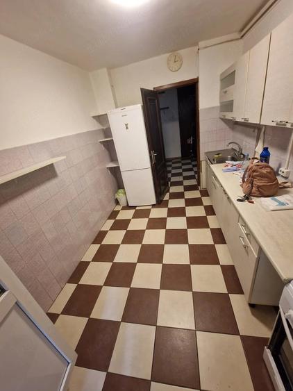 Apartament cu 4 camere semidecomandat în Tei