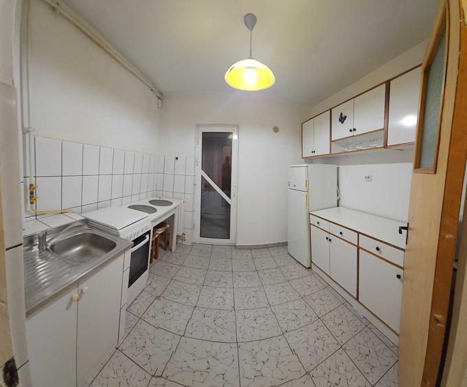 Apartament cu 3 camere semidecomandat în Far