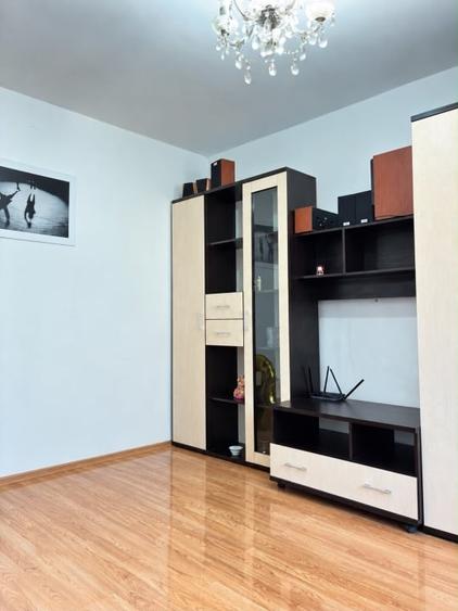 Apartament cu 3 camere decomandat, mobilat în Tractorul