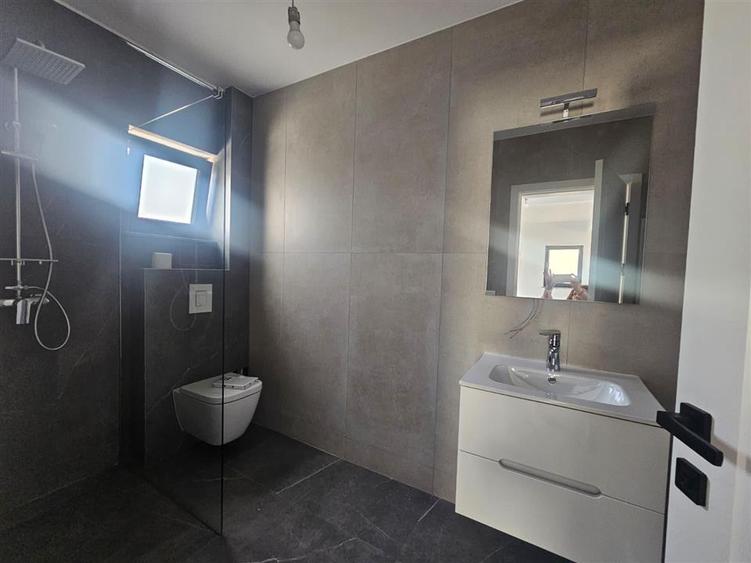 Duplex cu 4 camere cu Canalizare în Ipotești