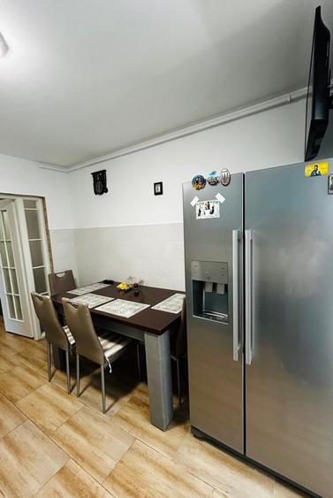 Apartament cu 4 camere semidecomandat, mobilat în Apărătorii Patriei