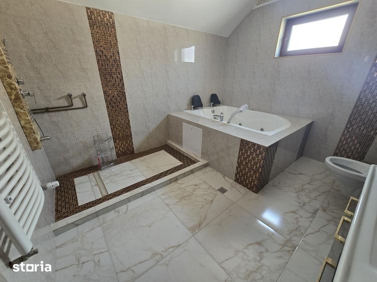 Casă cu 5 camere cu Teren 658 Mp în Central