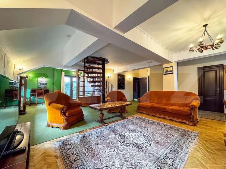 Apartament cu 4 camere semidecomandat, mobilat în Podul de Fier
