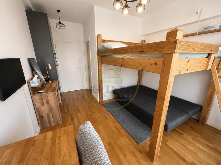 Apartament cu 3 camere semidecomandat, mobilat în Băneasa