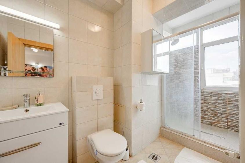 Apartament cu 4 camere decomandat în Floreasca