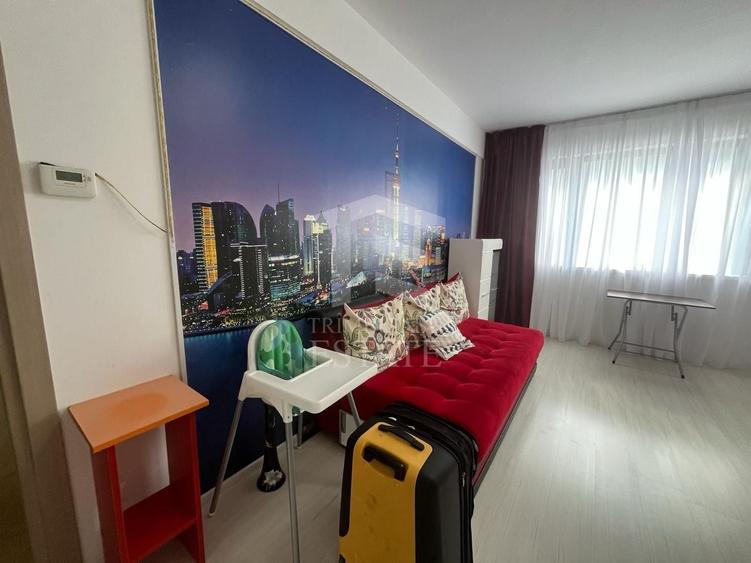 Apartament cu 3 camere semidecomandat, mobilat în DN 1