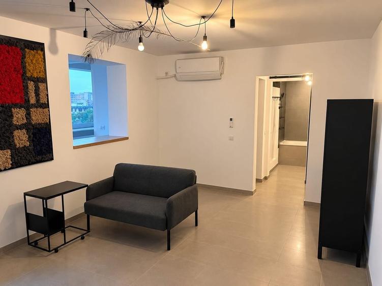 Apartament cu 3 camere semidecomandat, mobilat în Victoriei