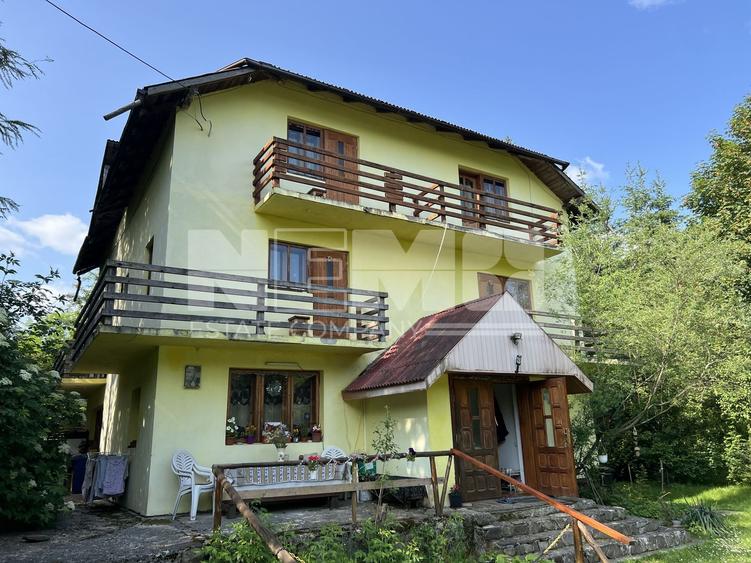 Casă individuală cu 8 camere cu Canalizare în Sucevița