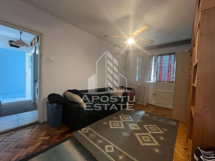 Apartament cu 3 camere semidecomandat, mobilat în Dâmbovița