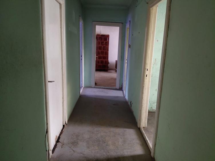 Apartament cu 4 camere decomandat în Peregu Mare