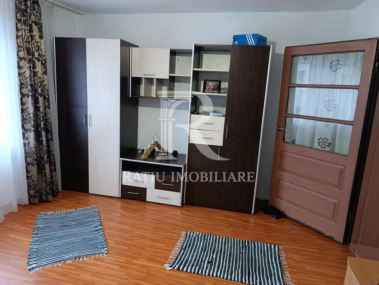 Casă individuală cu 6 camere cu Canalizare în Sitani