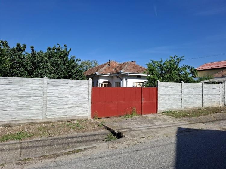 Casă cu 4 camere în Teiș