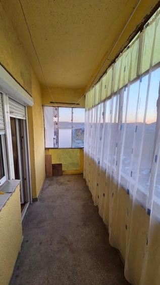 Apartament cu 3 camere semidecomandat, mobilat în Micro 16