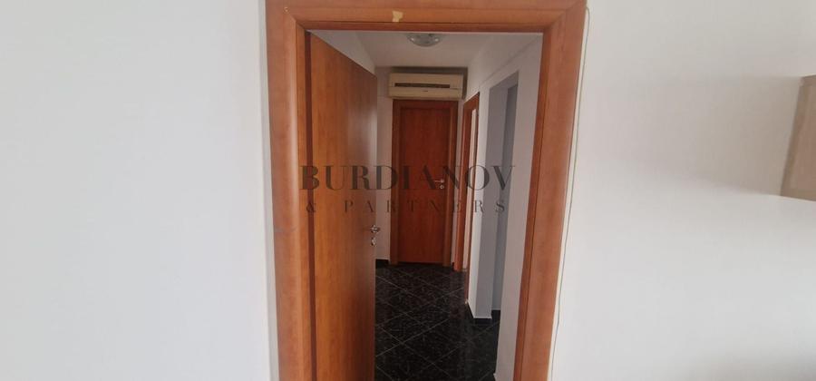 Apartament cu 3 camere semidecomandat, mobilat în Drumul Taberei