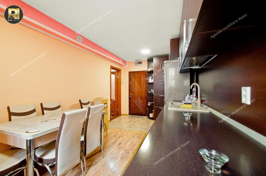 Apartament cu 3 camere semidecomandat, mobilat în Micro 19
