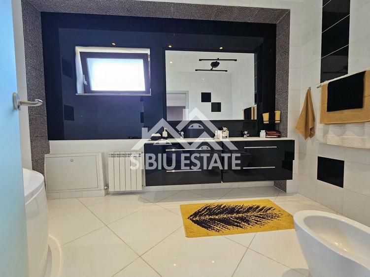 Casă individuală cu 6 camere cu Canalizare în Șura Mică