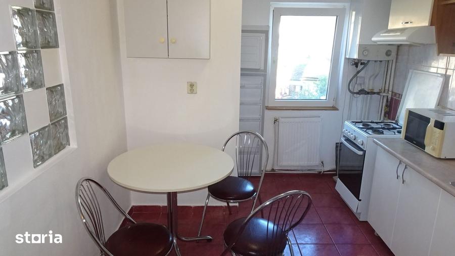 Inchiriez apartament 2 camere decomandat in Deva, I. Maniu, etaj 2, - 2