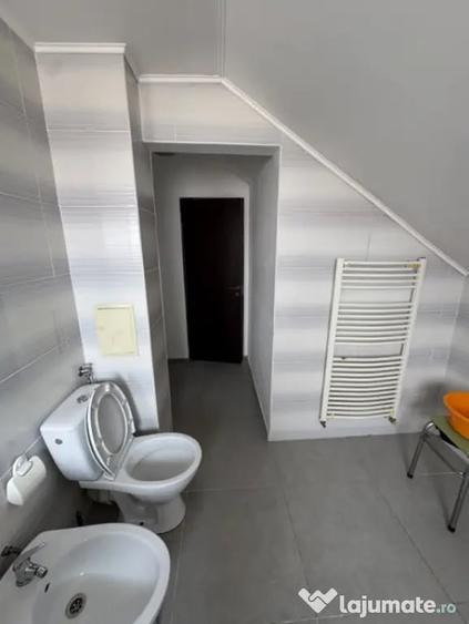 Apartament cu 3 camere semidecomandat în Florești