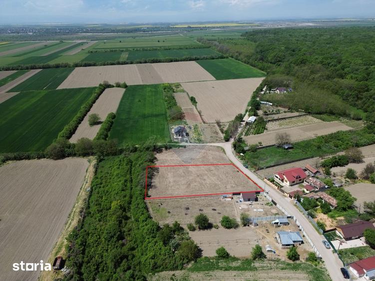 Teren de 1660 mp, în Vânători